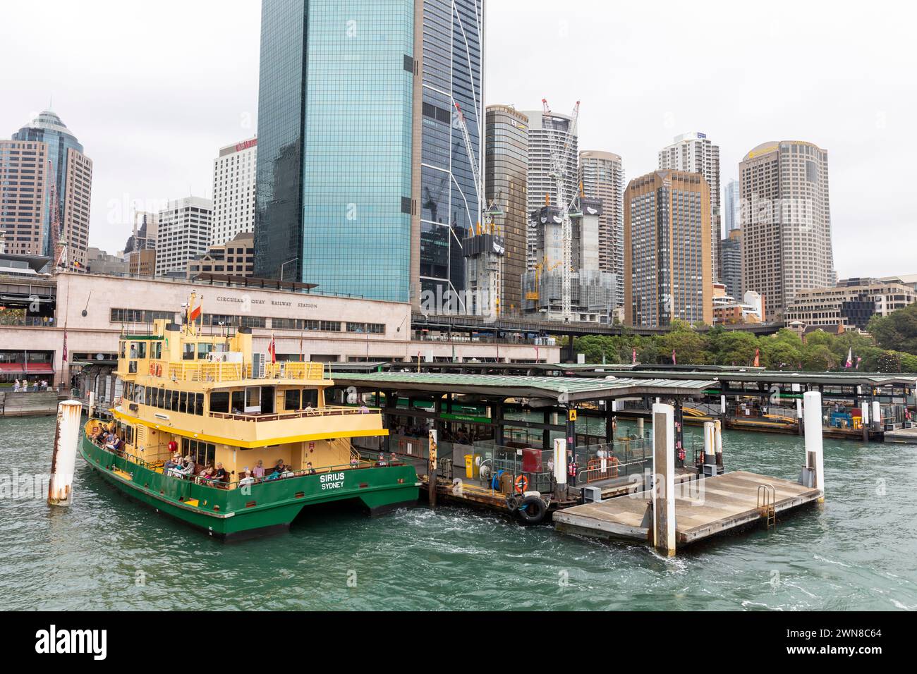 Sydney, Australie, terminal de ferry Circular Quay et gare, avec ferry MV Sirius au terminus, Sydney, NSW, 2024 Banque D'Images