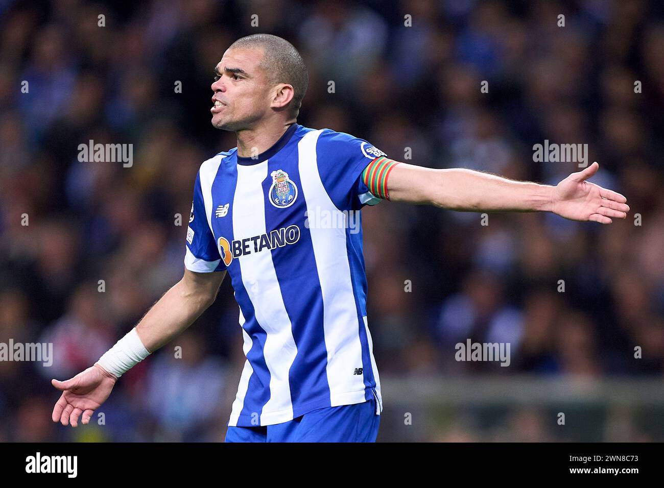 Kepler Laveran Lima Ferreira 'Pepe' du FC Porto lors du match de l'UEFA Champions League entre le FC Porto et l'Arsenal FC à Estadio do Dragao le février Banque D'Images