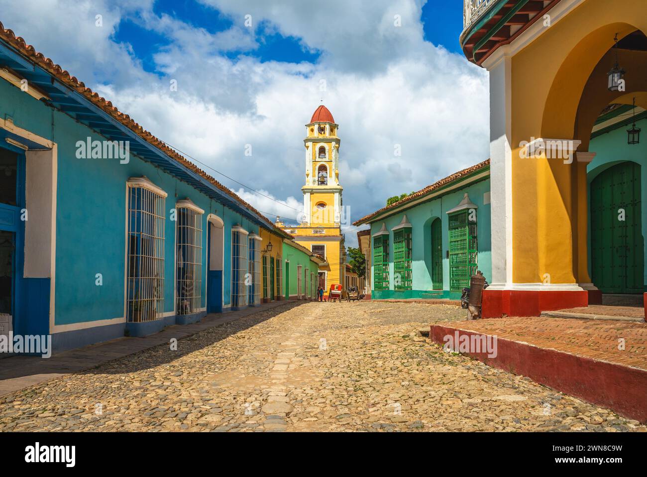 Vue sur la rue avec l'Iglesia y Convento de San Francisco à Trinidad, Cuba Banque D'Images