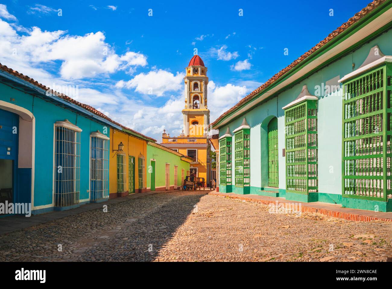 Vue sur la rue avec l'Iglesia y Convento de San Francisco à Trinidad, Cuba Banque D'Images