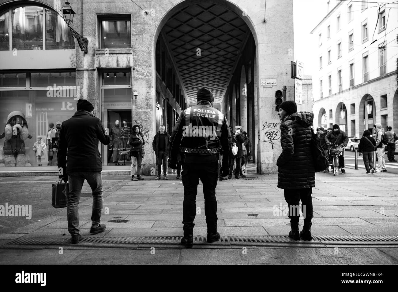 Passage piétonnier surveillé par la police locale, la photographie a été prise à Parme le 11/25/2023 Banque D'Images
