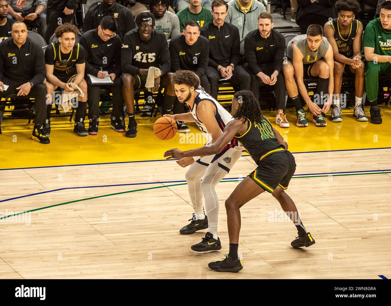 Février 29 2024 San Francisco CA, États-Unis L'attaquant Gonzaga Anton Watson (22) se bat pour la position lors du match de basket-ball masculin de la NCAA entre les Gonzaga Bulldogs et les San Francisco dons. Gonzaga a battu San Francisco 86-68 au Chase Center San Francisco Calif. Thurman James/CSM Banque D'Images