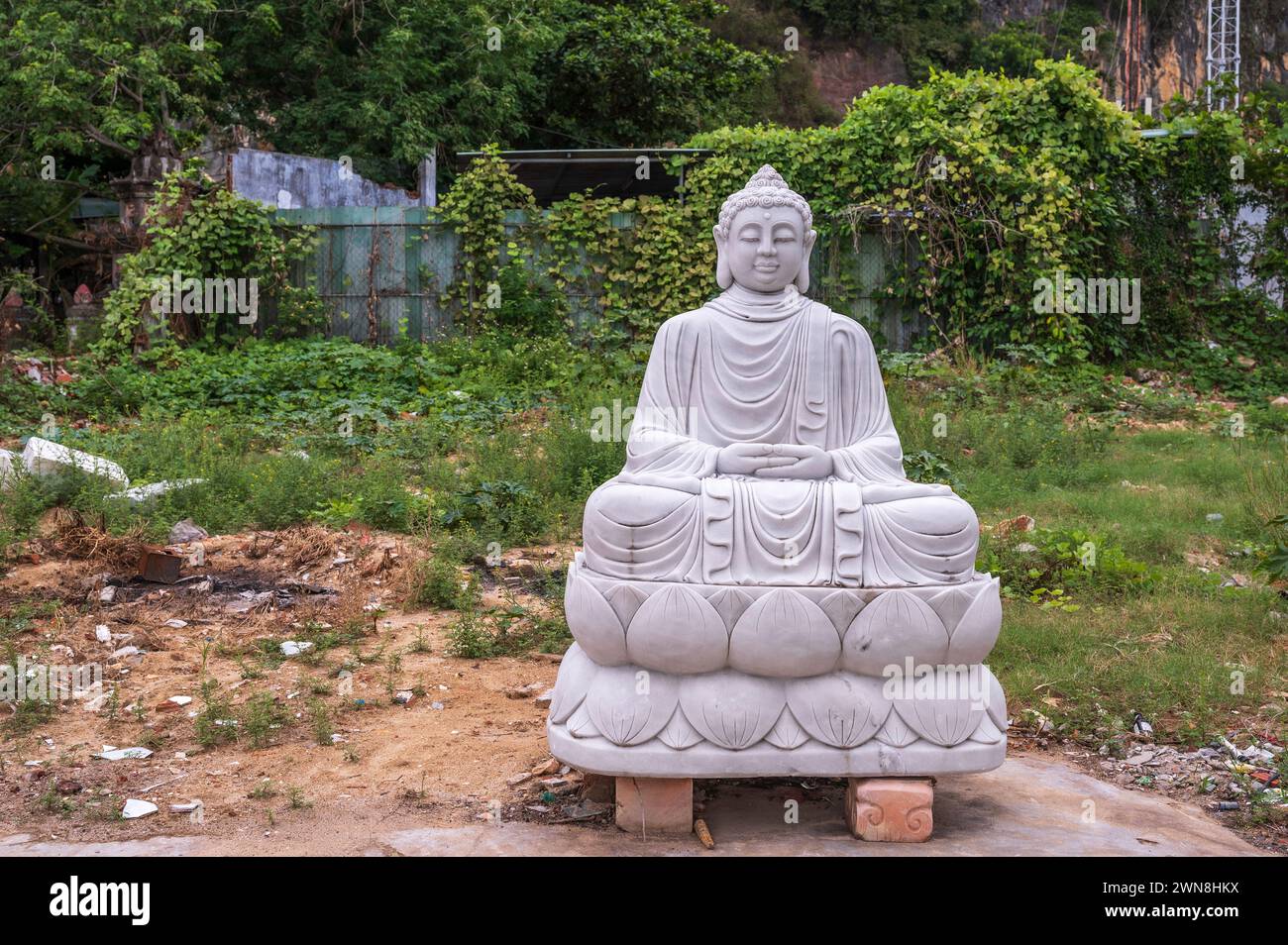 Statue de Bouddha Marble Mountains Danang, Vietnam, Asie. La statue se trouve à l'extérieur d'un entrepôt et est prête à être livrée à son emplacement Banque D'Images