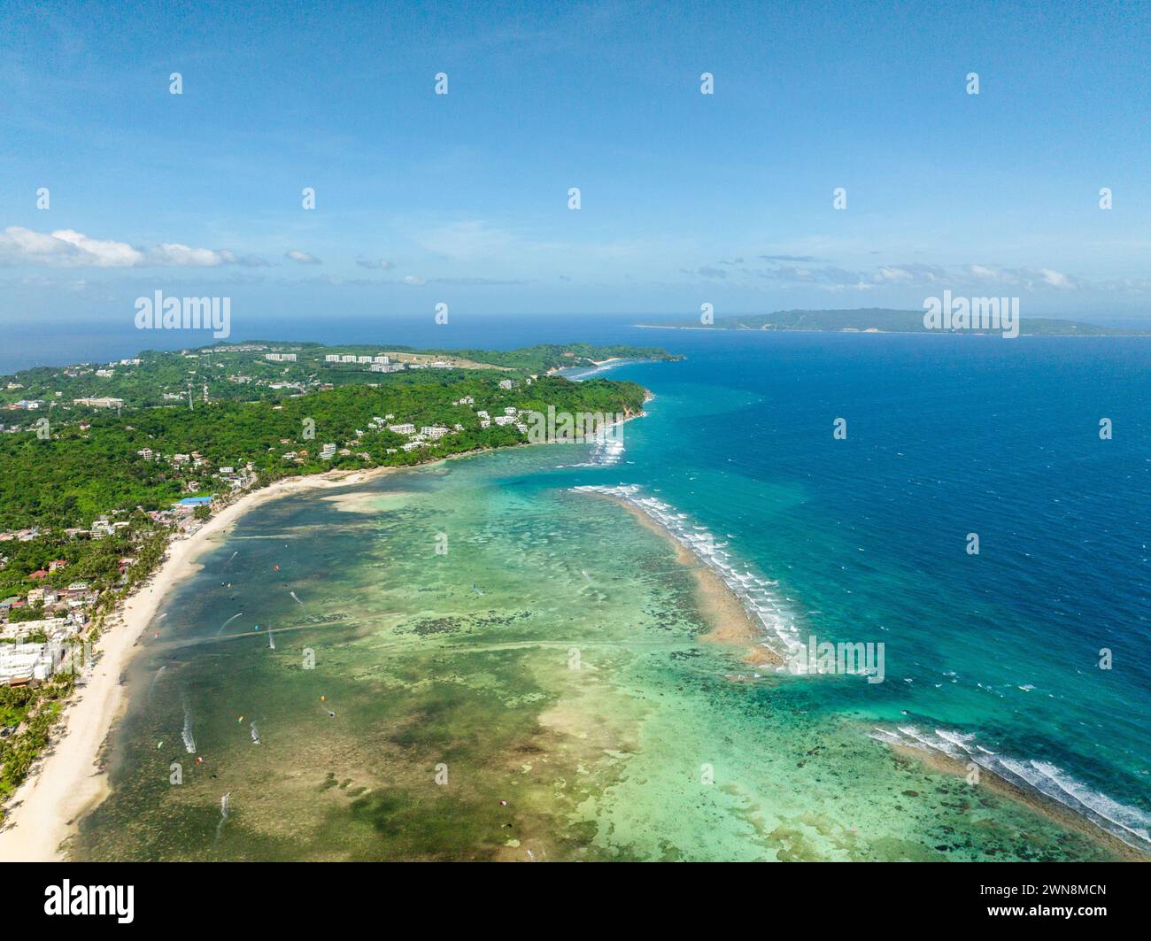 Bulabog Beach avec kitesurf et planche à voile. Vagues de l'océan à Boracay, vue d'en haut. Philippines. Banque D'Images