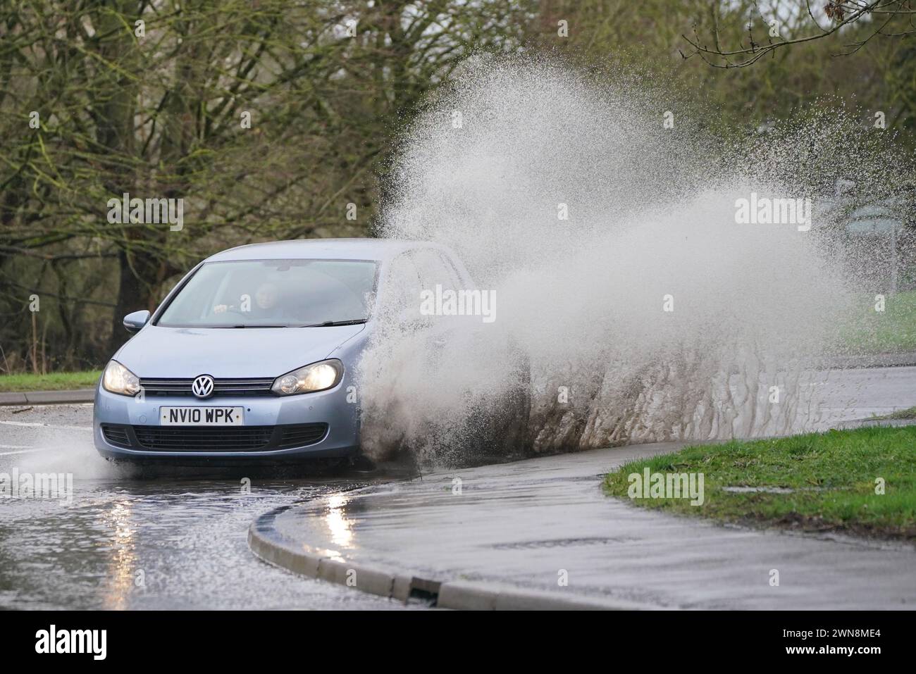 Voitures circulant dans l'eau de surface au rond-point de Braywick à Maidenhead après de fortes pluies dans la région. Date de la photo : vendredi 1er mars 2024. Banque D'Images