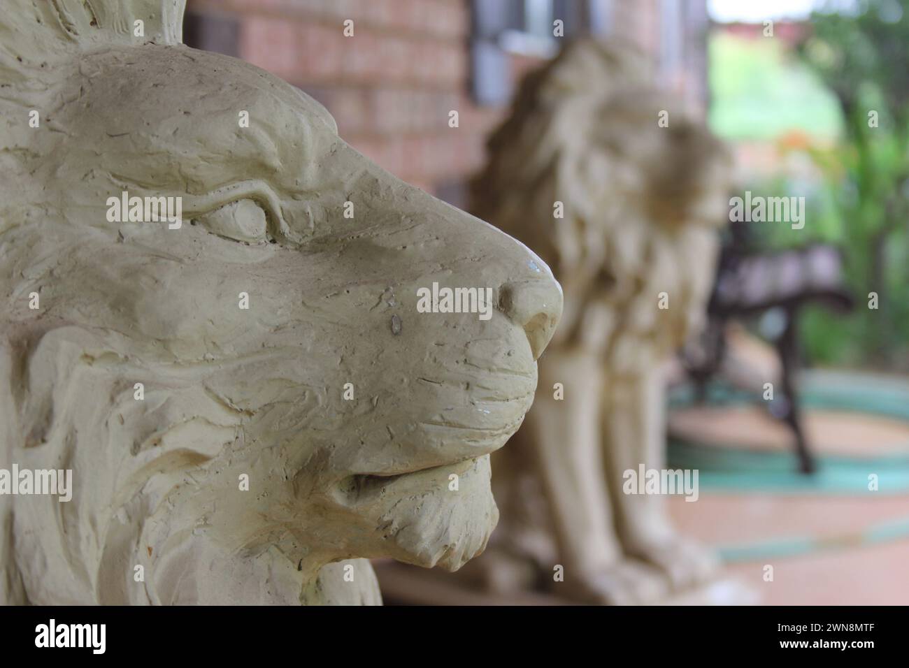 Les deux sculptures de lion gardent l'entrée du bâtiment Banque D'Images