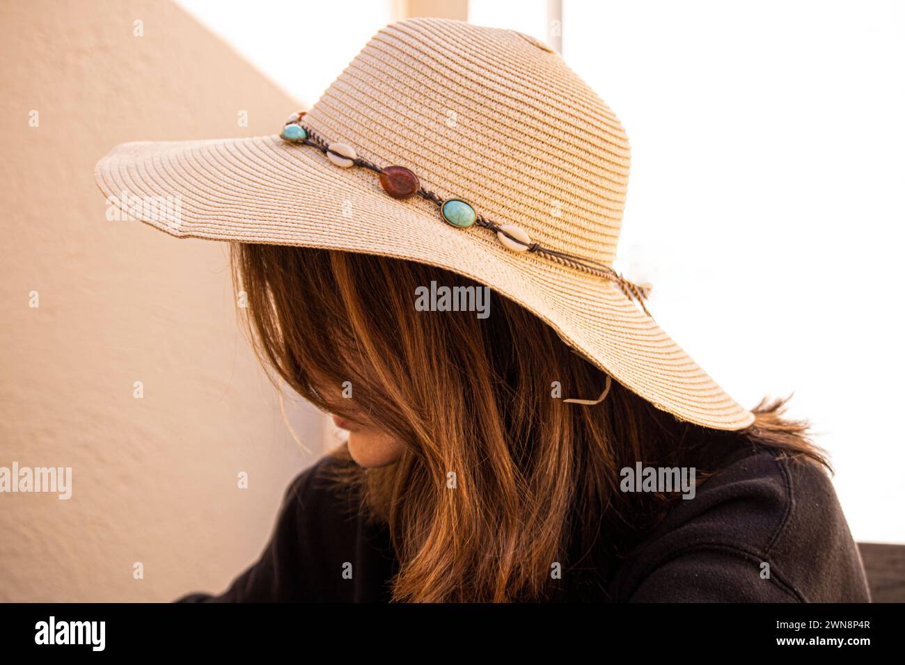 fille avec élégant chapeau à larges bords décoré de pierres colorées Banque D'Images