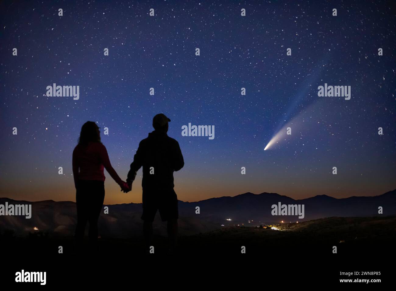 un homme et une femme se dressent dans la crainte tandis qu'ils regardent la magnifique comète Banque D'Images