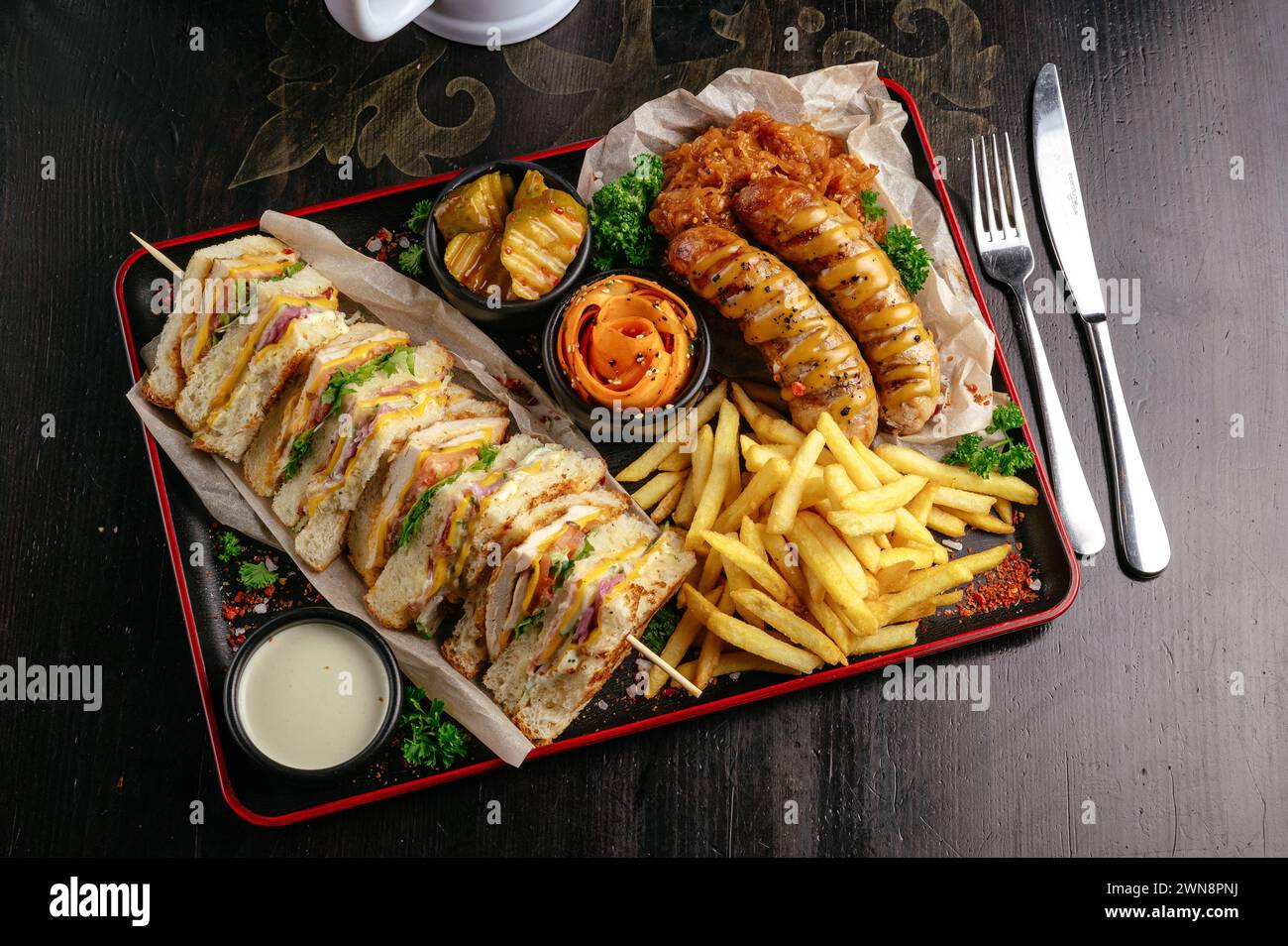 sandwichs et pommes de terre sur la table dans le bar Banque D'Images