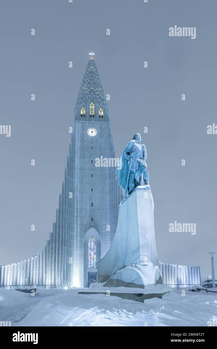 Statue de Leifur Eiriksson et Hallgrimskirkja, Reykjavik, Icela Banque D'Images