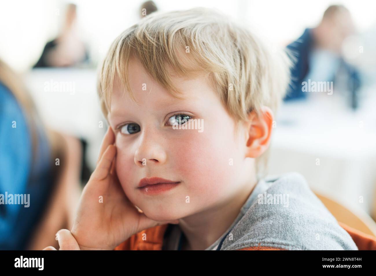 Portrait du jeune garçon regardant la caméra Banque D'Images