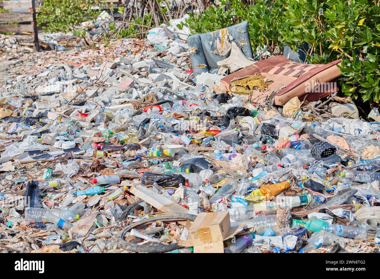 Beaucoup de déchets plastiques sur le bord de la route Banque D'Images