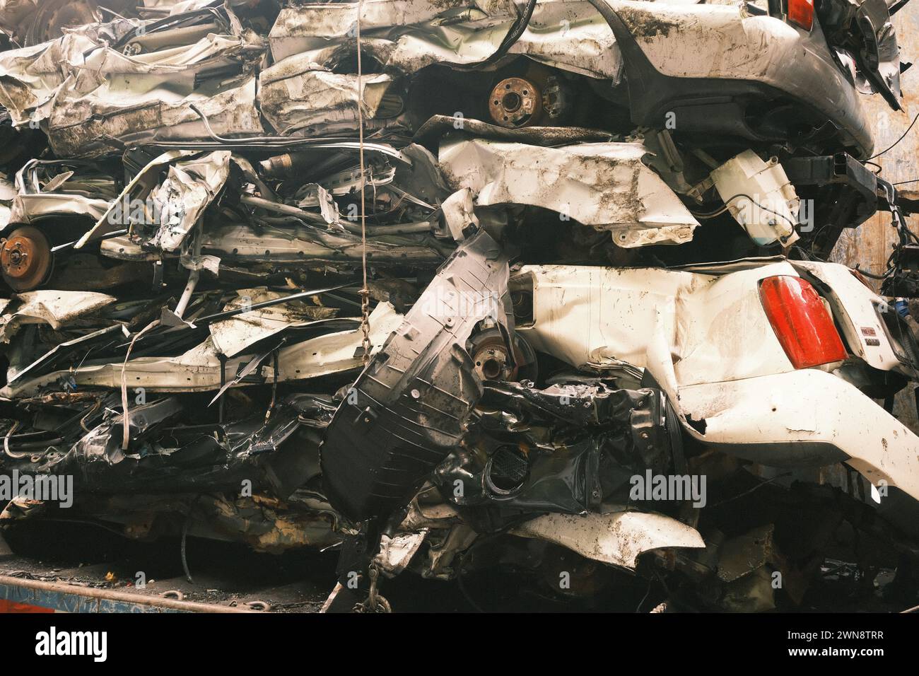 Les voitures recyclées écrasées sont transportées Banque D'Images