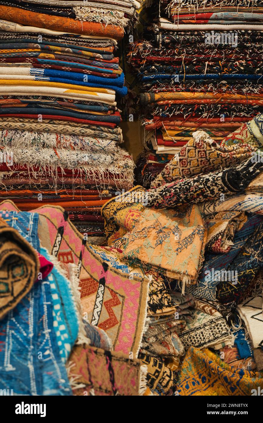 Pile de tapis marocains désordonnés au premier plan Banque D'Images