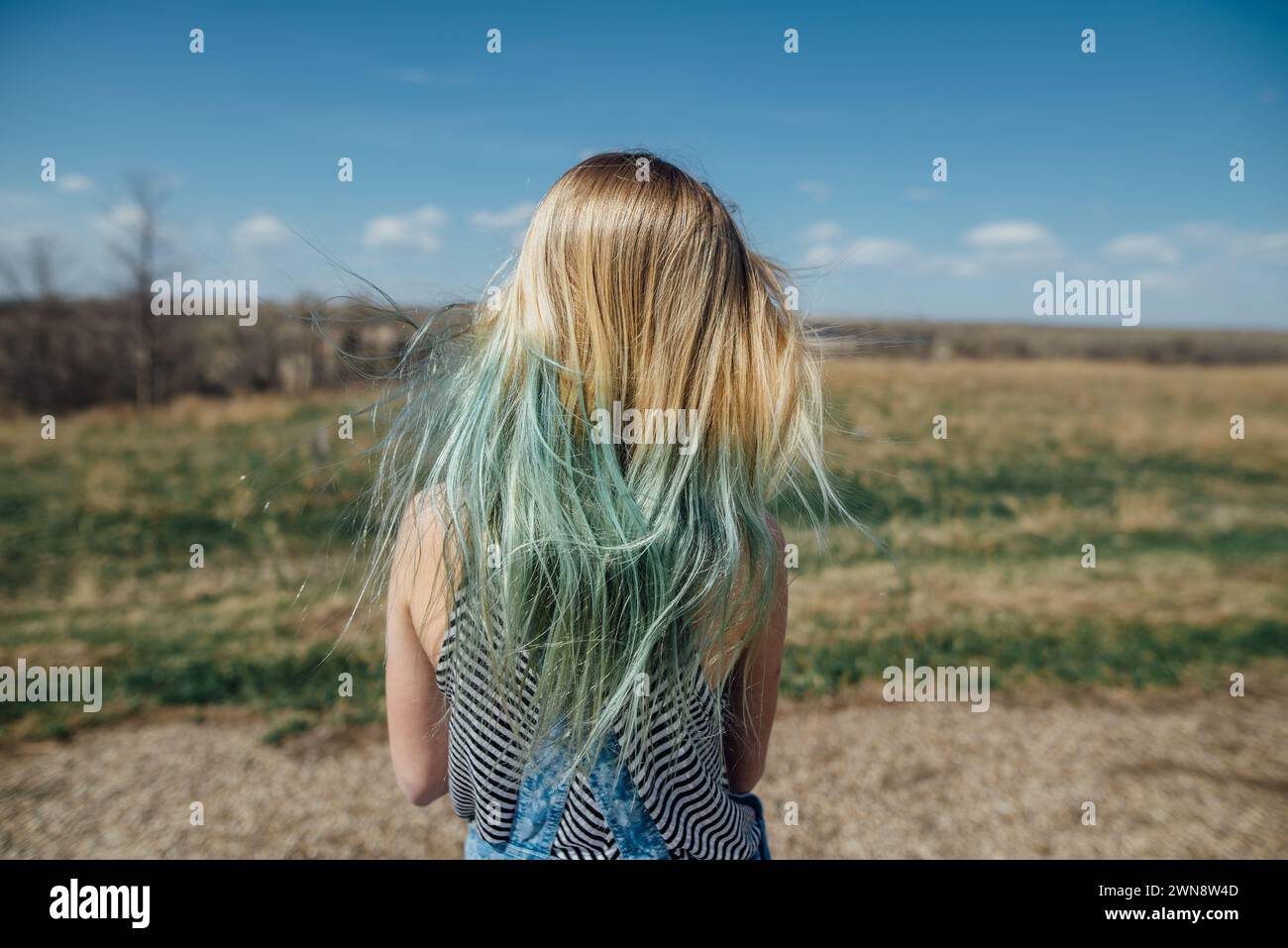 Lisez la vue des cheveux colorés désordonnés de l'adolescente à l'extérieur en été. Banque D'Images