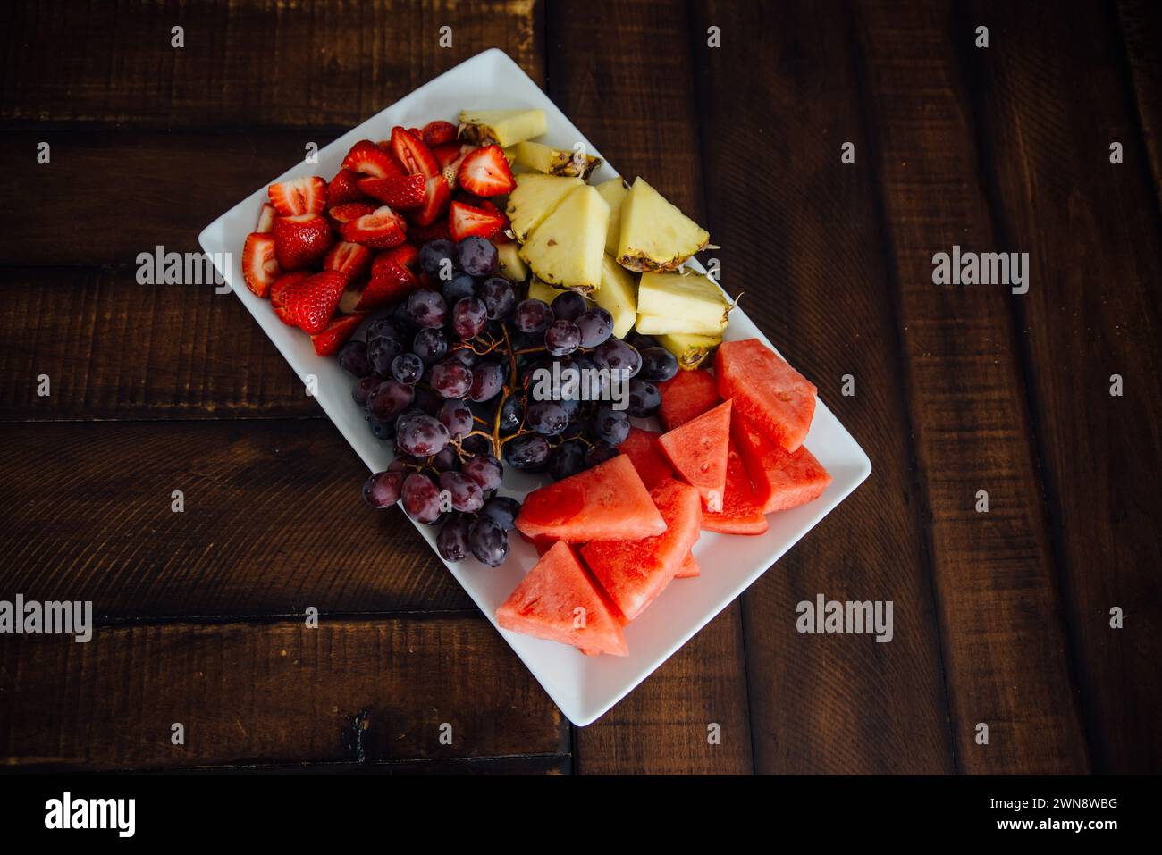 Plan suspendu d'une assiette de fruits sur la table à la maison. Banque D'Images