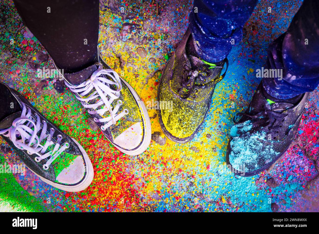 Chaussures de couleur avec peinture en poudre colorée Banque D'Images