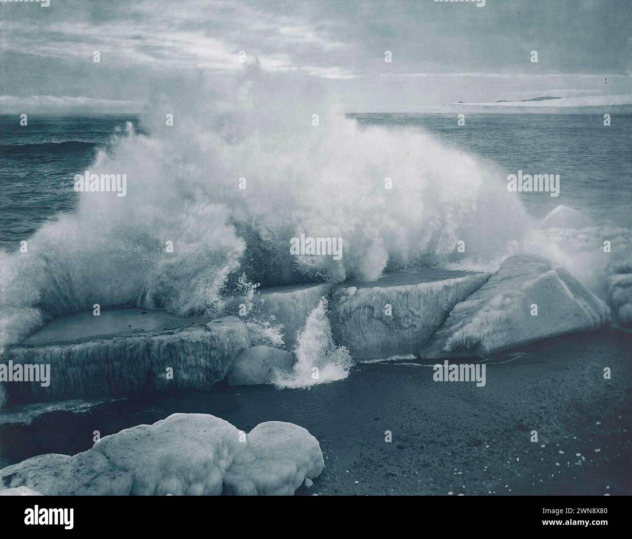 Photographie antarctique vintage par Herbert George Ponting vers 1911. Grande vague s'écrasant sur la glace au cap Evans Banque D'Images