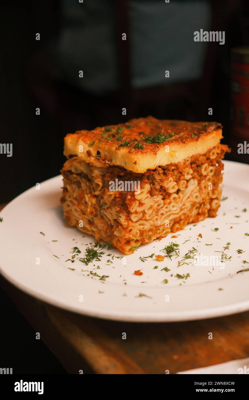 Pastitsio sur une assiette blanche avec des épices grecques Banque D'Images