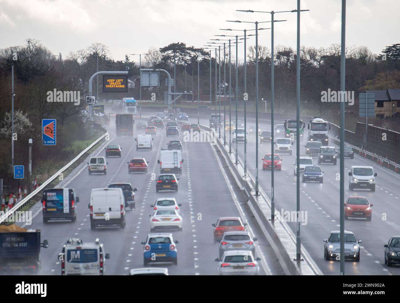 Datchet, Berkshire, Royaume-Uni. 1er mars 2024. Ce fut une matinée dangereuse pour les conducteurs de la M4 Smart Motorway à Datchet, Berkshire en raison des embruns et de la pluie battante après de fortes pluies nocturnes. Il y a des appels pour que les apprenants conducteurs haient des leçons de conduite sur les autoroutes avant de passer leurs examens de conduite. Crédit : Maureen McLean/Alamy Live News Banque D'Images