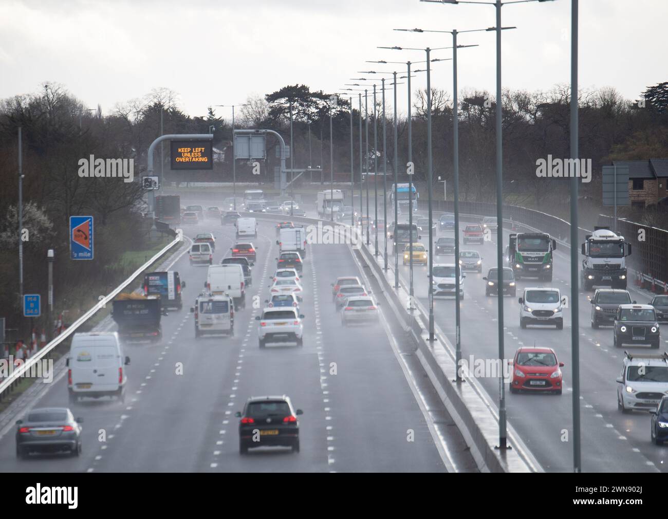 Datchet, Berkshire, Royaume-Uni. 1er mars 2024. Ce fut une matinée dangereuse pour les conducteurs de la M4 Smart Motorway à Datchet, Berkshire en raison des embruns et de la pluie battante après de fortes pluies nocturnes. Il y a des appels pour que les apprenants conducteurs haient des leçons de conduite sur les autoroutes avant de passer leurs examens de conduite. Crédit : Maureen McLean/Alamy Live News Banque D'Images