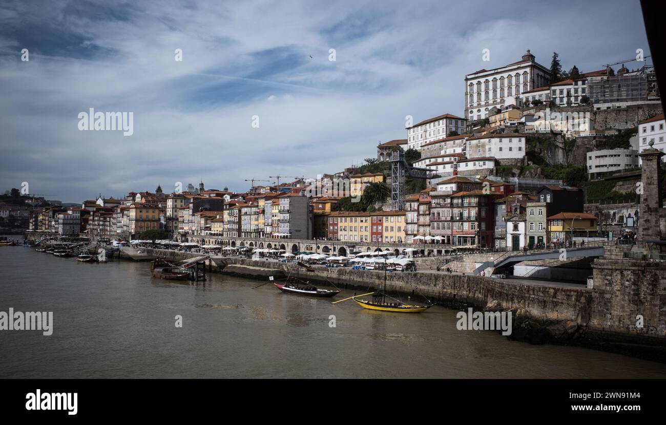 PORTO CITY FLEUVE DOURO PANORAMA - PORTO PONT DOM LUIS ET BATEAUX - PORTUGAL © F.BEAUMONT Banque D'Images