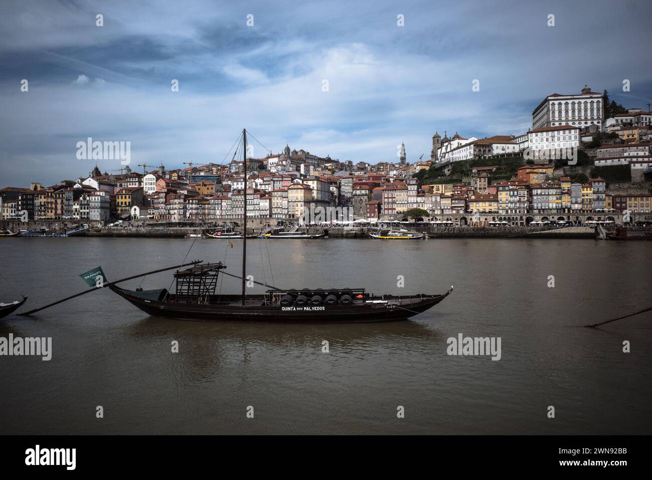 PORTO CITY FLEUVE DOURO PANORAMA - PORTO PONT DOM LUIS ET BATEAUX - PORTUGAL © F.BEAUMONT Banque D'Images