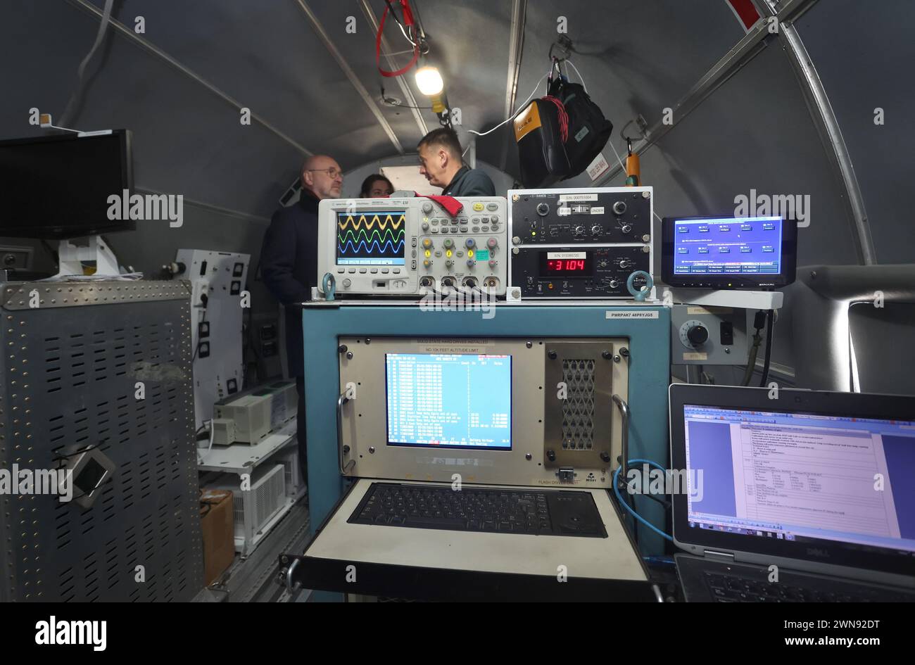 Giebelstadt, Allemagne. 01 mars 2024. Andrew Searle, directeur de vol de Bell Geospace Limited, est à bord d'un Douglas DC-3 converti de 1943 à l'aéroport de Giebelstadt. L’avion, équipé de la technologie de mesure la plus récente, sera utilisé dans les semaines à venir pour collecter des informations géophysiques sur les propriétés de la roche souterraine dans les régions de Würzburg et de Nuremberg afin d’explorer le potentiel d’utilisation d’une énergie géothermique respectueuse de l’environnement. Crédit : Karl-Josef Hildenbrand/dpa/Alamy Live News Banque D'Images