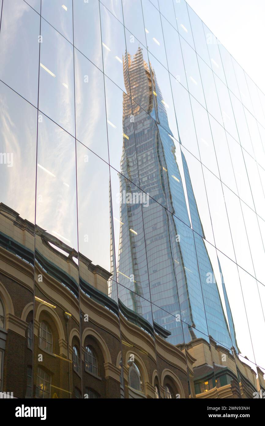 Royaume-Uni, Londres, reflet du Shard dans l'immeuble de bureaux. Banque D'Images