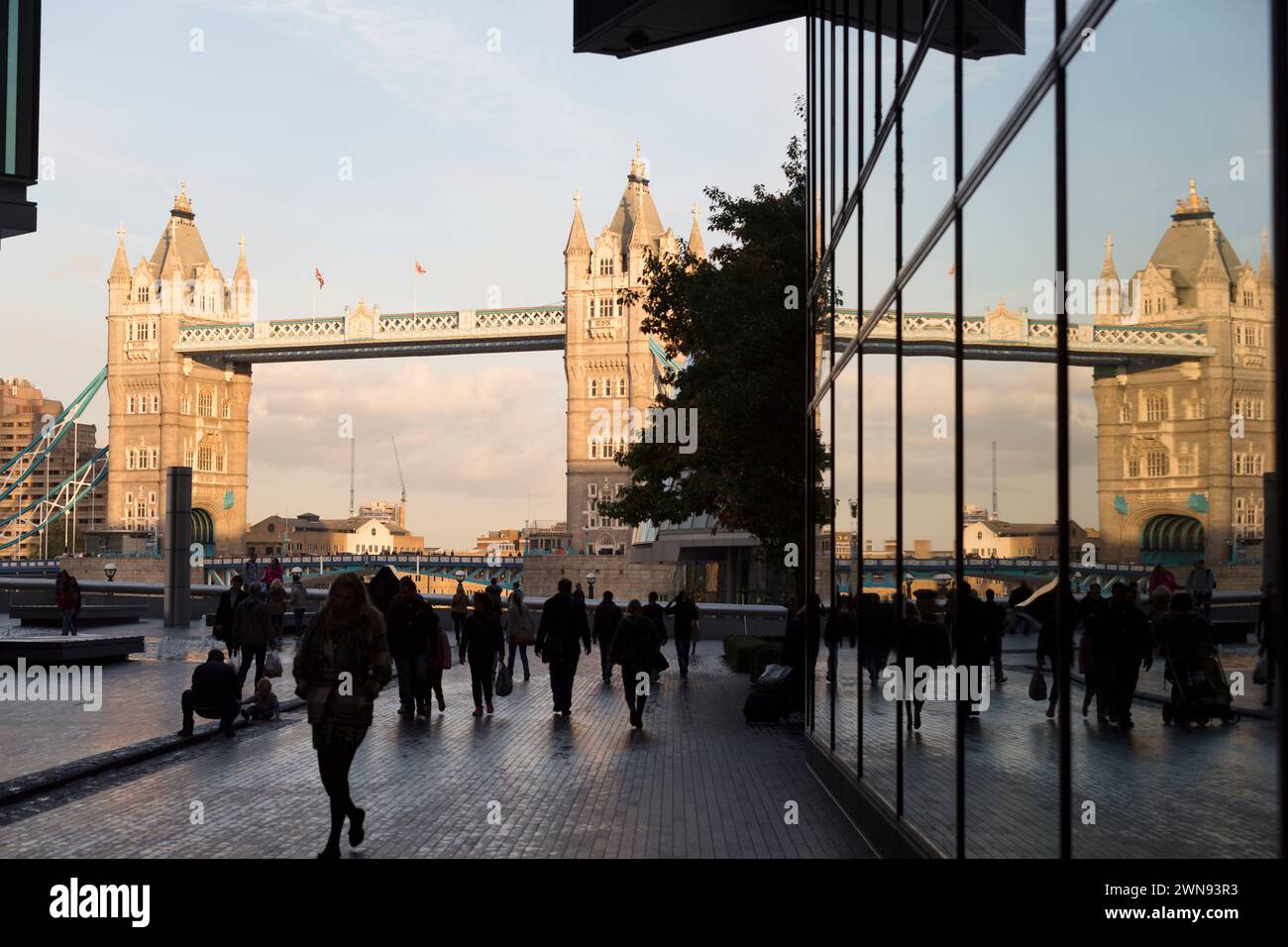 Royaume-Uni, Londres, Tower Bridge avec réflexion dans la construction de « More London place ». Banque D'Images