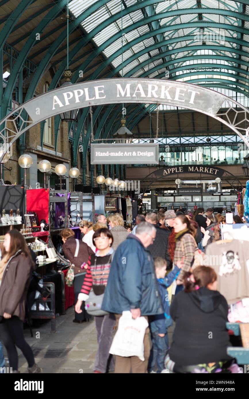 Royaume-Uni, Londres, Apple Market à Covent Garden. Banque D'Images