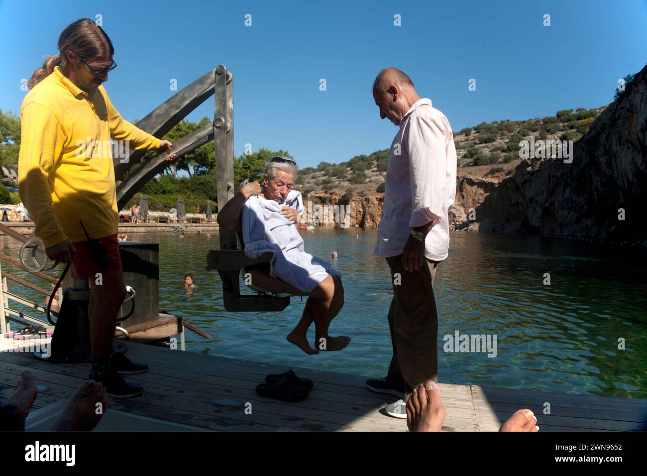 femme sur le lac de levage invalide vouliagmeni athènes riviera athènes grèce Banque D'Images