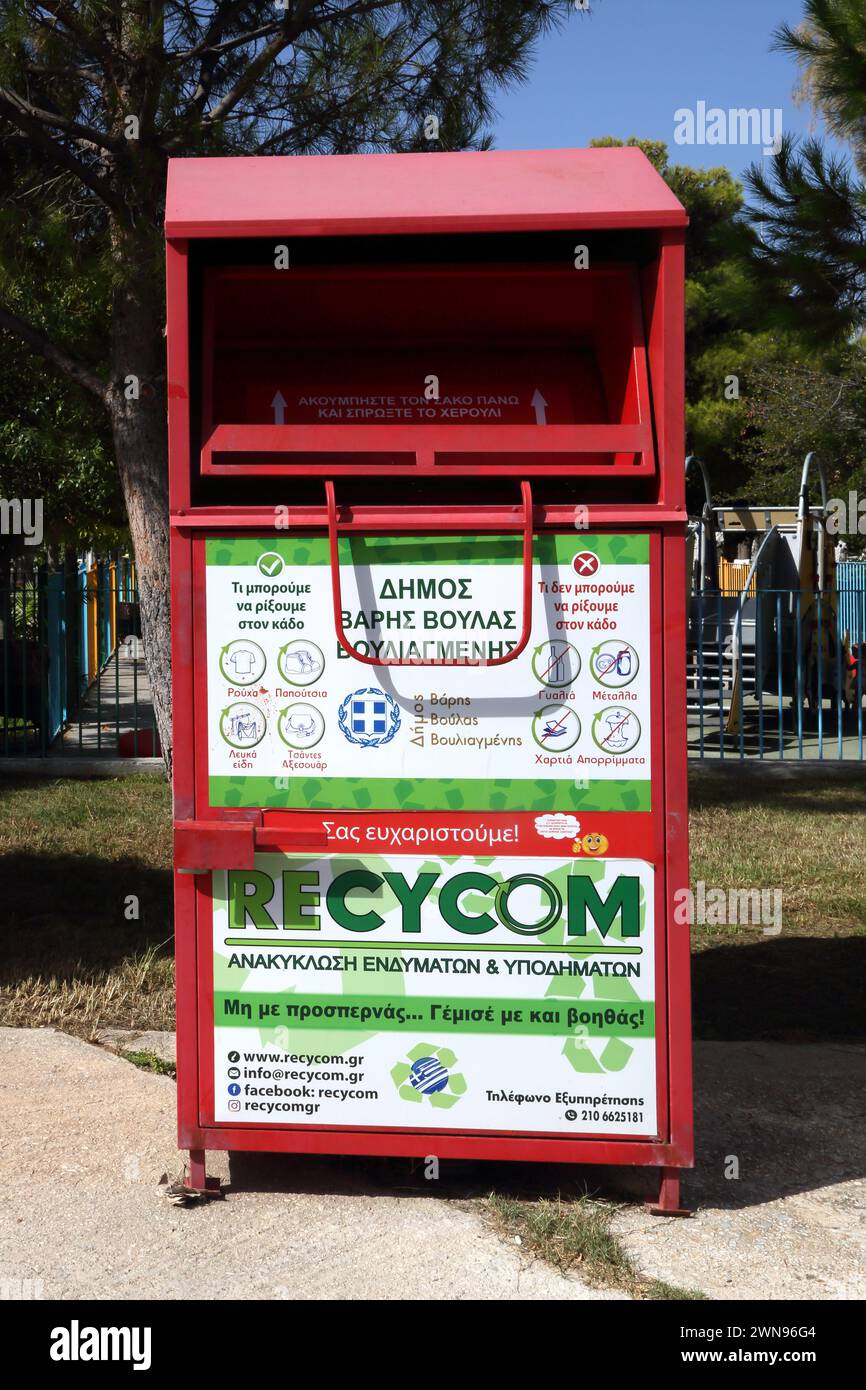 Vouliagmeni Athènes Grèce Thiseos Street Recycom bac de recyclage pour vêtements Banque D'Images