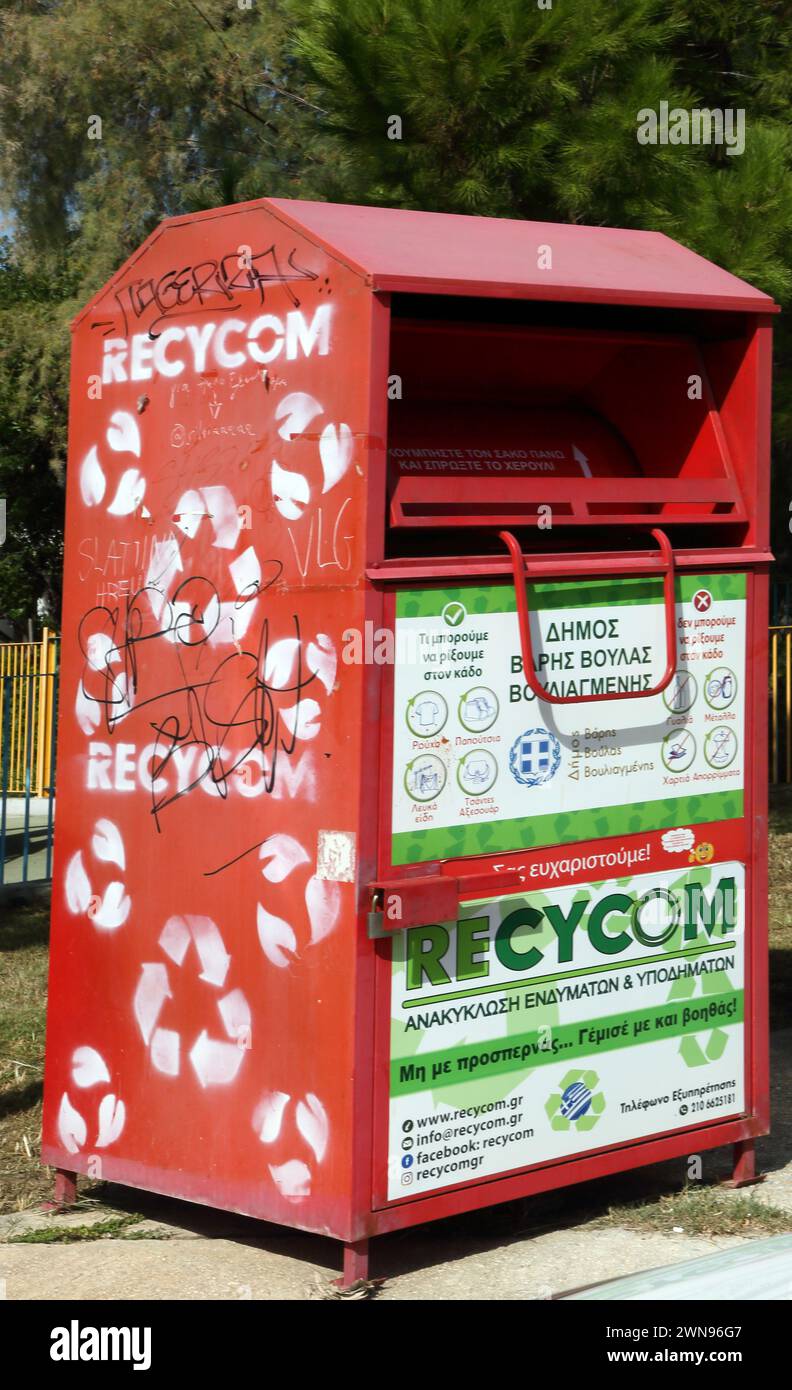 Vouliagmeni Athènes Grèce Thiseos Street Recycom bac de recyclage pour vêtements Banque D'Images