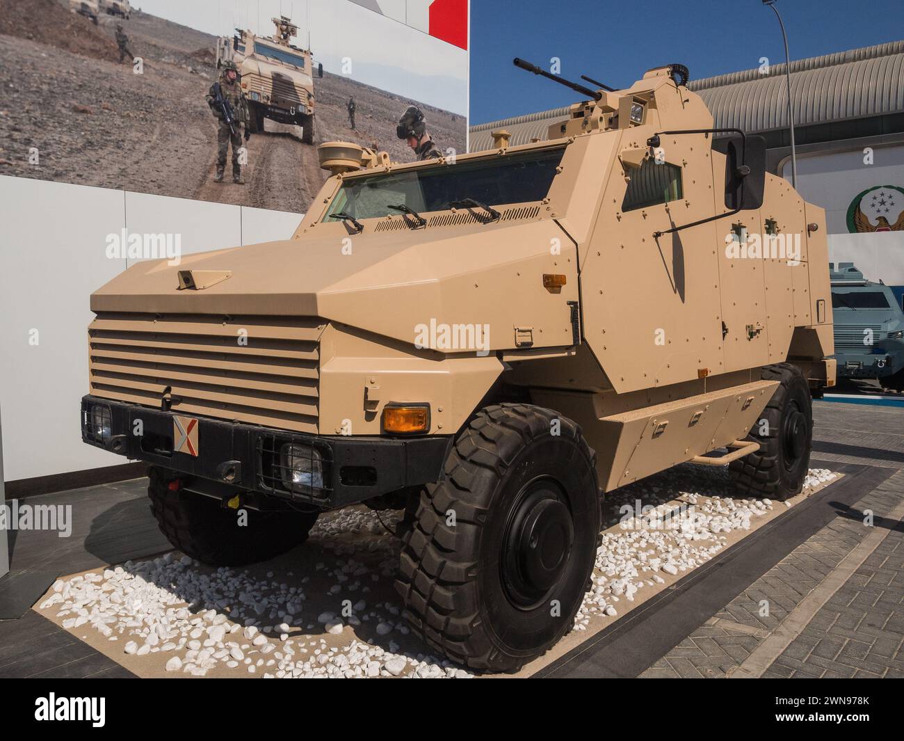 Abu Dhabi, Émirats arabes Unis - Feb.25.2015. Véhicule Aravis 4x4 protégé avec un module de combat Kongsberg Protector installé, armé d'une mitrailleuse M2 HB de 12,7 mm Banque D'Images