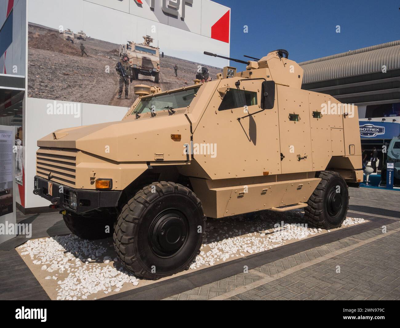 Abu Dhabi, Émirats arabes Unis - Feb.25.2015. Véhicule Aravis 4x4 protégé avec un module de combat Kongsberg Protector installé, armé d'une mitrailleuse M2 HB de 12,7 mm Banque D'Images
