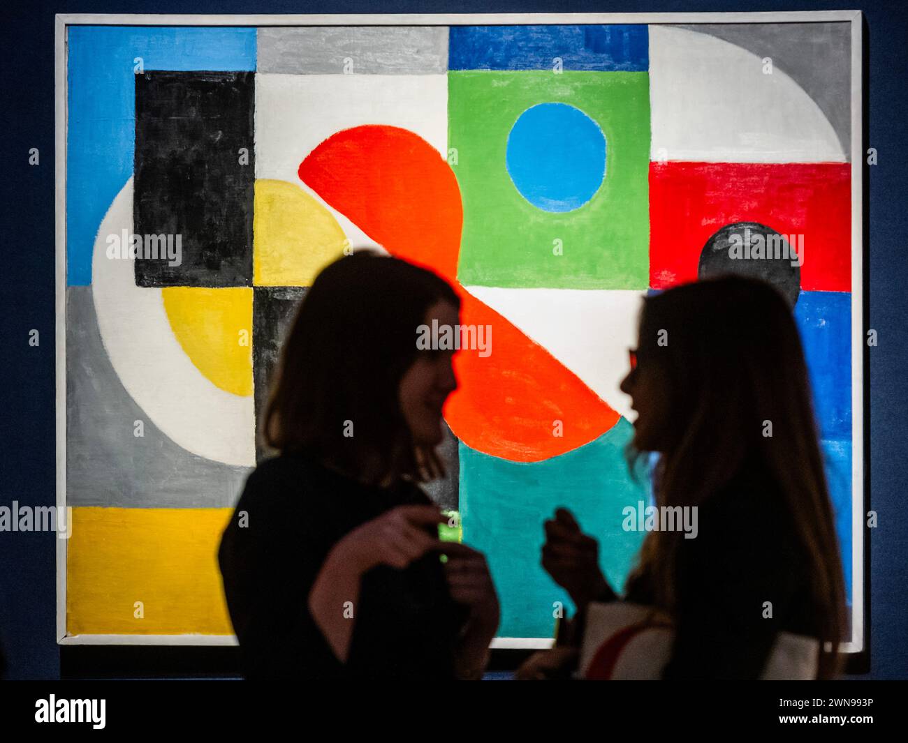 Londres, Royaume-Uni. 1er mars 2024. Sonia Delaunay, rythme-couleur (no 132), est £1-1.5M - Un aperçu du XXe/XXIe siècle : London Evening Sale et The Art of the Surreal Evening Sale qui comprennent 112 lots, plus de la moitié apparaissant pour la première fois aux enchères, chez Christies à Londres. Les ventes ont lieu en mars. Crédit : Guy Bell/Alamy Live News Banque D'Images