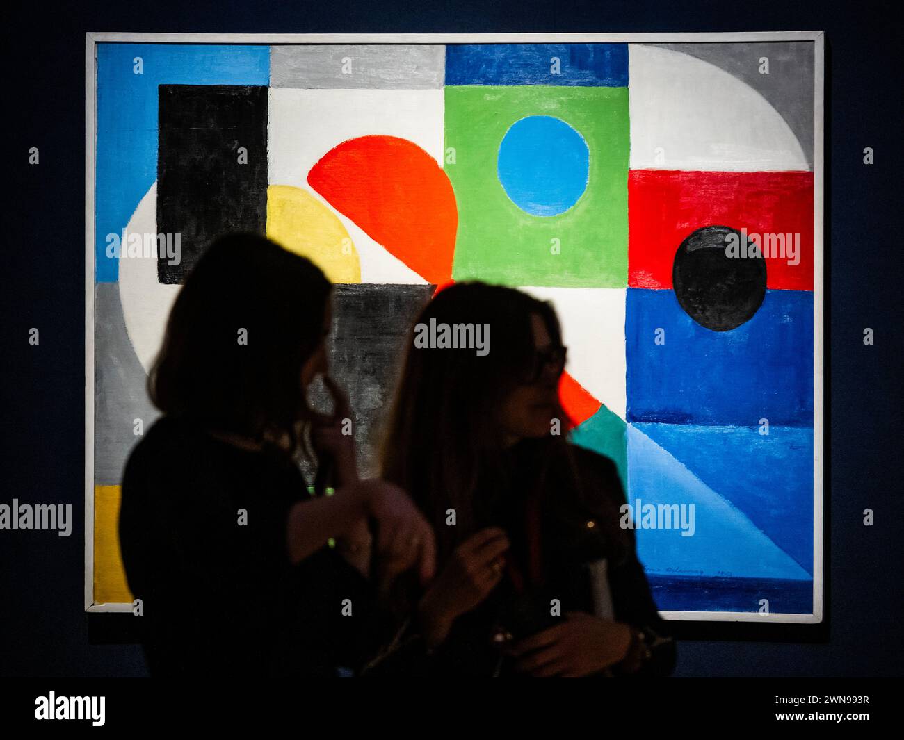 Londres, Royaume-Uni. 1er mars 2024. Sonia Delaunay, rythme-couleur (no 132), est £1-1.5M - Un aperçu du XXe/XXIe siècle : London Evening Sale et The Art of the Surreal Evening Sale qui comprennent 112 lots, plus de la moitié apparaissant pour la première fois aux enchères, chez Christies à Londres. Les ventes ont lieu en mars. Crédit : Guy Bell/Alamy Live News Banque D'Images