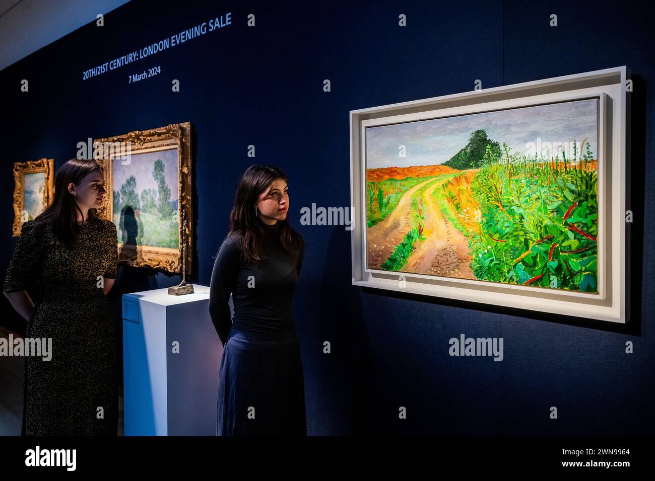 Londres, Royaume-Uni. 1er mars 2024. David Hockney, Rudston à Sledmere, août, est £2-3m avec Albert Giacometti, figure 1 petite, est £1-1.5m et Prairie fleurie à Giverny de Claude Monet, 1890, estimation : GBP 5 500 000 - GBP 8 500 000 - Un aperçu du XXe/XXIe siècle: London Evening Sale et The Art of the Surreal Evening Sale qui comprennent 112 lots, plus de la moitié apparaissant pour la première fois aux enchères, chez Christies à Londres. Les ventes ont lieu en mars. Crédit : Guy Bell/Alamy Live News Banque D'Images