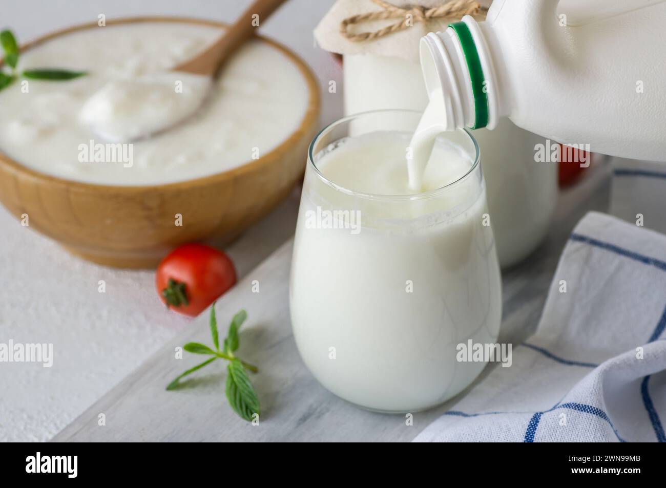 Tasse de verre de boisson traditionnelle turque ayran , kéfir ou babeurre à base de yaourt, nourriture saine Banque D'Images