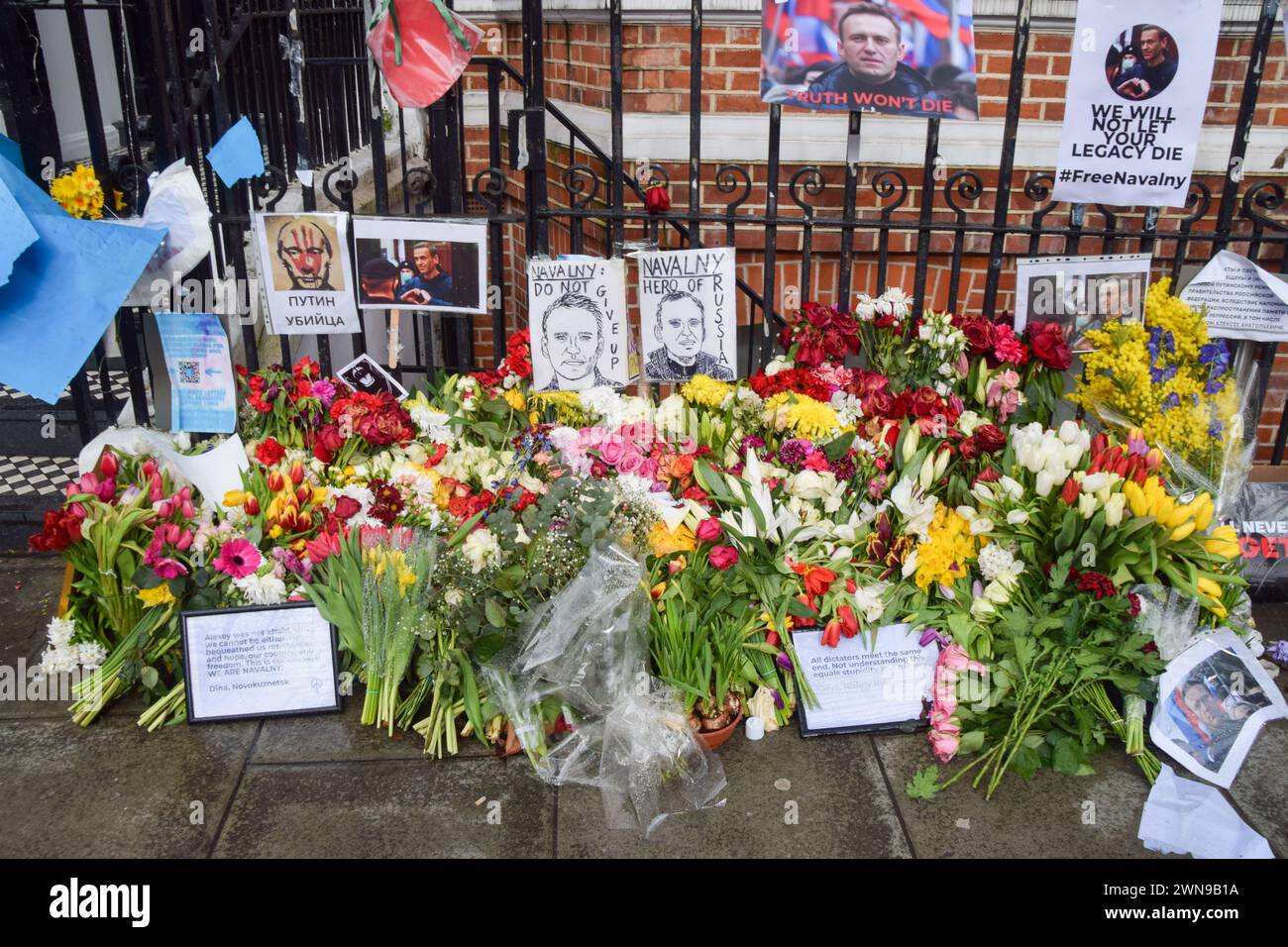 Londres, Royaume-Uni. 1er mars 2024. Les partisans d'Alexei Navalny continuent de laisser des fleurs et des hommages au mémorial de fortune en face de l'ambassade de Russie à Londres alors que les funérailles du leader de l'opposition ont lieu à Moscou. Crédit : Vuk Valcic/Alamy Live News Banque D'Images