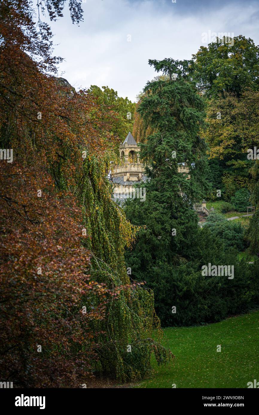 Les arbres d'automne denses cachent la vue d'un bâtiment ressemblant à un château avec des remparts dans une atmosphère paisible, Dicke Ibach Treppe, Barmer Anlagen, Barmen Banque D'Images