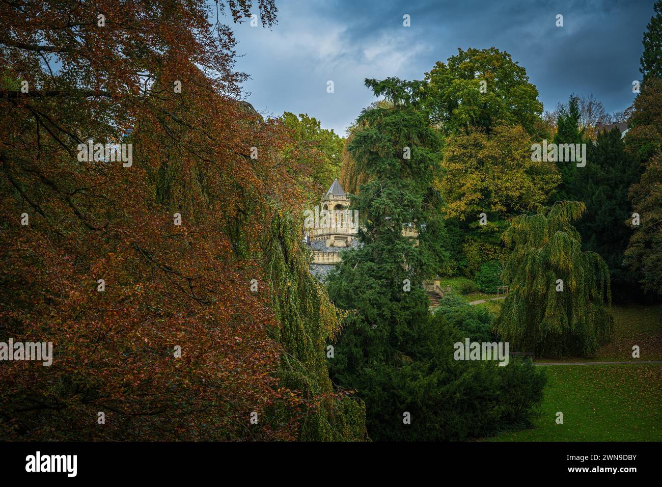 Ambiance automnale dans un parc avec vue sur un bâtiment en forme de château avec des remparts entourés d'arbres, Dicke Ibach Treppe, Barmer Anlagen, Barmen Banque D'Images