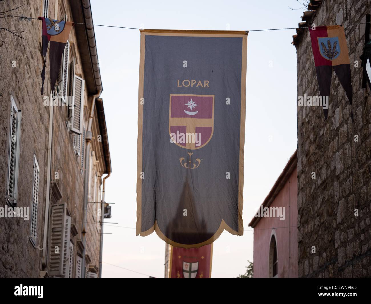 Drapeau avec armoiries de Lopar, ville de Rab, île de Rab, Primorje-Gorski Kotar, Croatie Banque D'Images