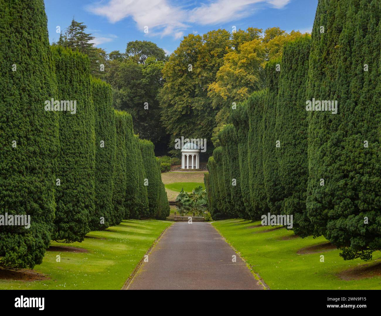 Temple de jardin néo-classique en fonte de Lady Alice dans le parc du château de Hillsborough, dans le comté de Down, Irlande du Nord. Banque D'Images