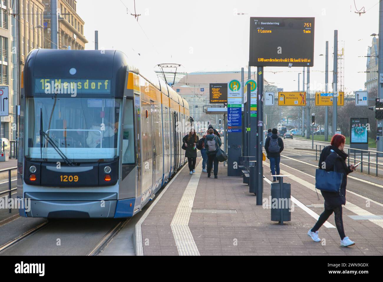 Leipzig - Fahrer stellen sich gegen Streik : viele LVB-Bahnen und -Busse fahren trotz Verdi-Ausstand 01.03.2024 gegen 7,30 Uhr Leipzig, Stadtgebiet Nach dem Streikaufruf der Gewerkschaft Verdi auch BEI den Leipziger Verkehrsbetrieben stehen am Freitag viele Straßenbahnen und Buss in der Messestadt Still. Dennoch fahren - zur Überraschung vieler ÖPNV-Nutzer - Am Morgen viele Straßenbahnen und Busse. AM Straßenbahnhof Angerbrücke im Leipziger Westen sind am Freitagmorgen nur etwa 50 Prozent der Belegschaft in den Ausstand getreten, die anderen haben ihre Arbeit aufgenommen. Sagte de l'épandeur Ein LVB Banque D'Images