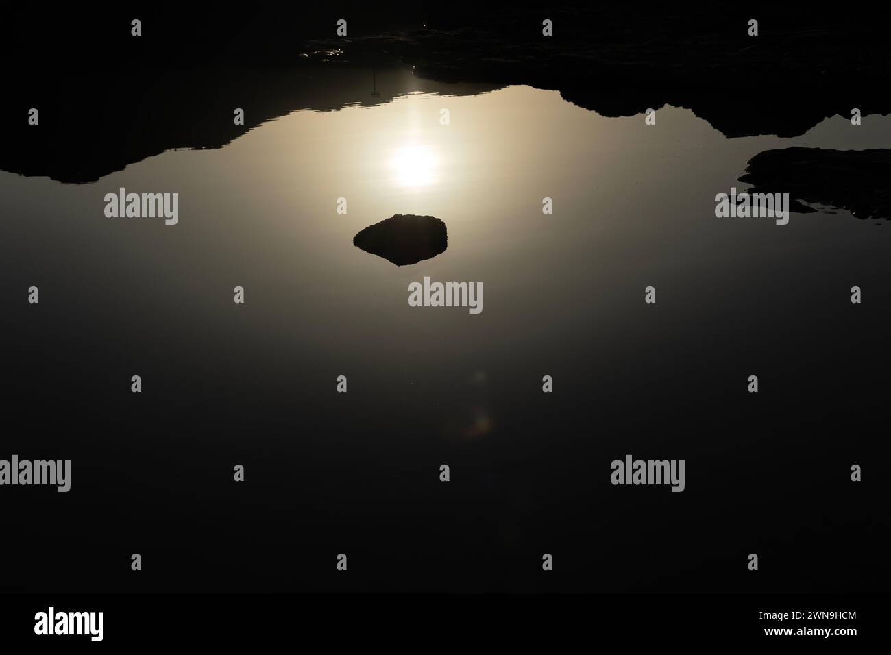 Une petite oasis avec d'énormes montagnes en arrière-plan, belle vue tôt le matin de Sharjah. Banque D'Images