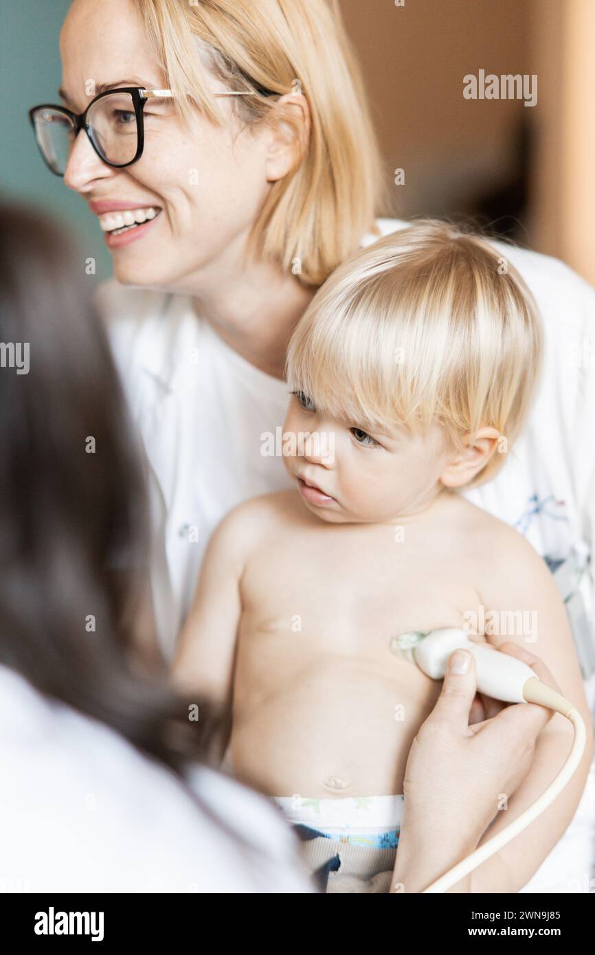 Petit enfant étant examiné pour le souffle cardiaque par l'examen d'échographie cardiaque par cardiologue dans le cadre du contrôle médical régulier au pédiatre Banque D'Images