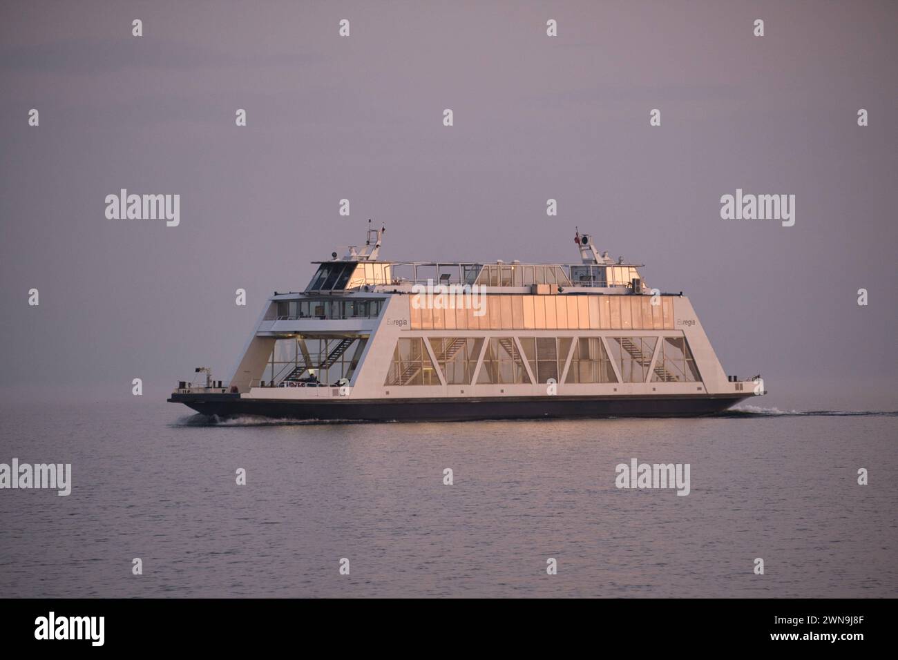 Bodensee, Autofähre Euregia im Abendlicht *** Lac de Constance, car ferry Euregia dans la lumière du soir Banque D'Images