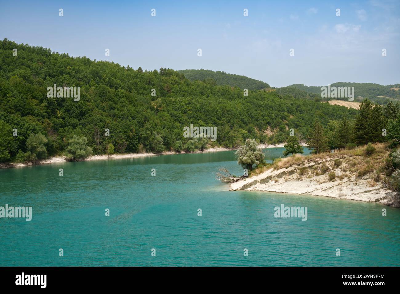 Lac de Fiastra, dans la province de Macerata, Marches, Italie, en été Banque D'Images